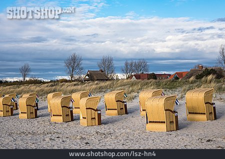 
                Strandkörbe, Ostseeküste, Nebensaison, Wustrow                   