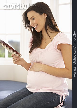 
                Junge Frau, Lesen, Schwanger, Schwangere                   