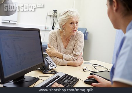 
                Seniorin, ärztin, Diagnose, Patientengespräch                   
