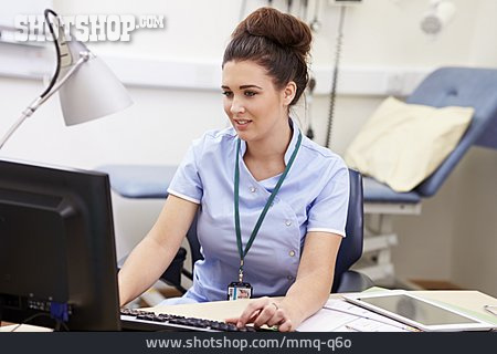 
                Krankenschwester, Klinik, Computerarbeitsplatz                   
