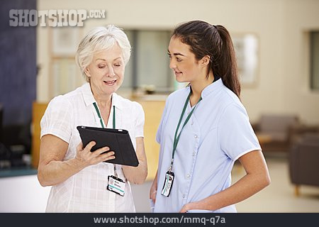 
                Krankenschwester, Besprechung, Patientenakten                   