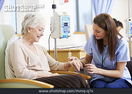 
                Seniorin, Krankenschwester, Infusion, Chemotherapie                   
