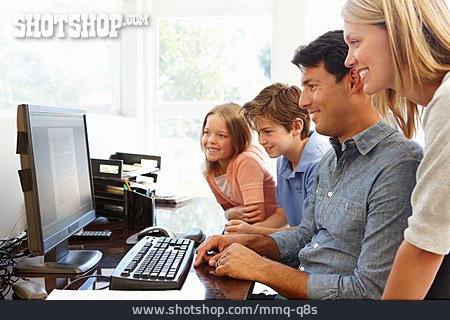 
                Zuhause, Familie, Computerarbeitsplatz                   