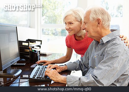 
                Rentner, Computer, Seniorenpaar                   