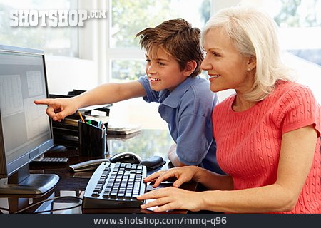 
                Großmutter, Enkel, Zuhause, Computer                   
