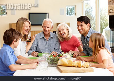
                Generation, Mittagessen, Familientreffen                   