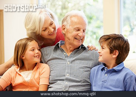 
                Zusammenhalt, Großeltern, Enkelkinder                   