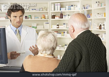 
                Medikament, Senioren, Pharmazie, Apotheke, Kunden, Kundenberatung, Apotheker                   