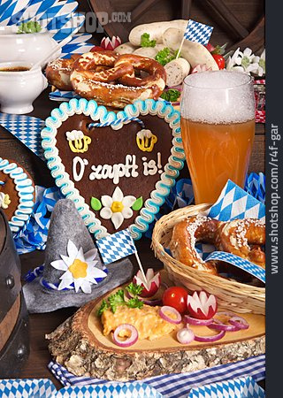 
                Bayrische Küche, Oktoberfest, Weißwurst, Obazda                   