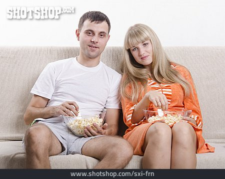 
                Paar, Fernsehen, Popcorn                   