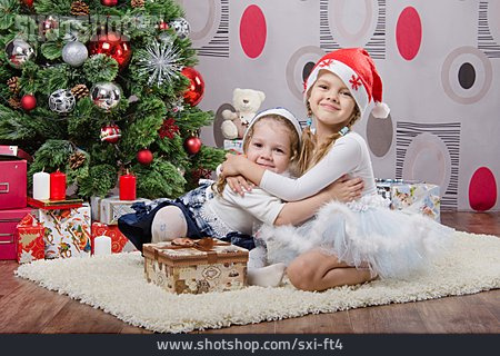 
                Weihnachten, Zuneigung, Kindheit, Bescherung                   