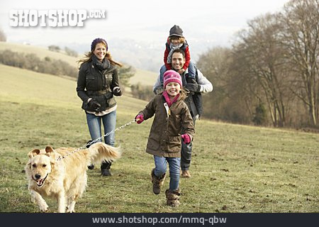 
                Spaziergang, Hund, Familie, Golden Retriever                   