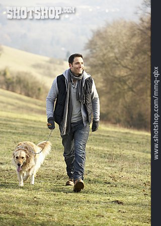 
                Mann, Spaziergang, Hund, Golden Retriever                   