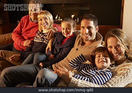 
                Zuhause, Familie, Kamin, Familienportrait                   