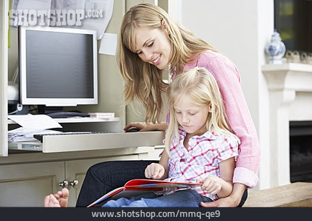 
                Mutter, Tochter, Multitasking, Kümmern                   