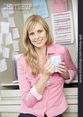 
                Frau, Büro & Office, Kaffeepause                   