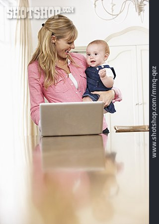 
                Baby, Mutter, Laptop, Multitasking                   