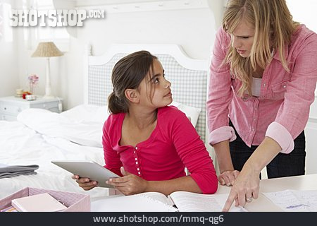 
                Mutter, Tochter, Hausaufgaben, Ablenkung, Tablet-pc                   