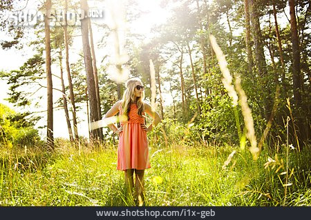 
                Junge Frau, Natur, Wald, Sommer                   