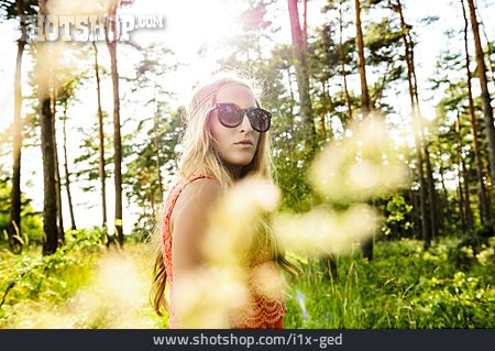 
                Junge Frau, Natur, Wald, Spaziergang                   