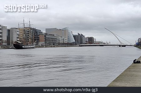 
                Dublin, Liffey, Samuel Beckett Bridge                   