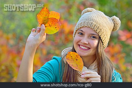 
                Junge Frau, Herbst, Herbstblätter                   