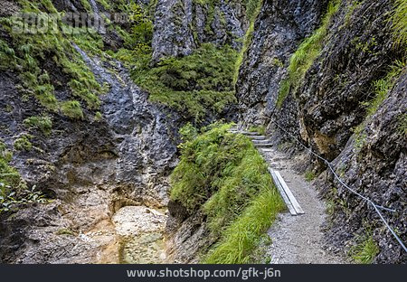 
                Wanderweg, Flussbett, Berchtesgadener Alpen, Almbachklamm                   