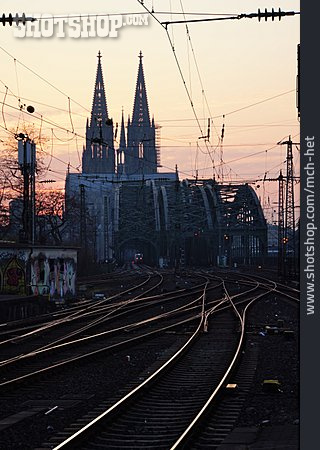 
                Hohenzollernbrücke, Bahnverkehr                   
