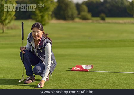 
                Golfplatz, Golfball, Golfspielerin                   