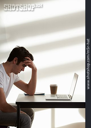 
                Junger Mann, Arbeit, Frust, Stress & Belastung                   