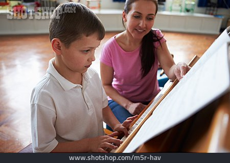 
                Klavierunterricht, Musikschule, Musikschüler, Klavierlehrerin                   