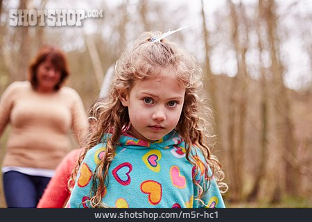 
                Mädchen, Mutter, Tochter, Waldspaziergang                   