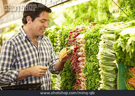 
                Mann, Einkauf & Shopping, Gemüseabteilung                   