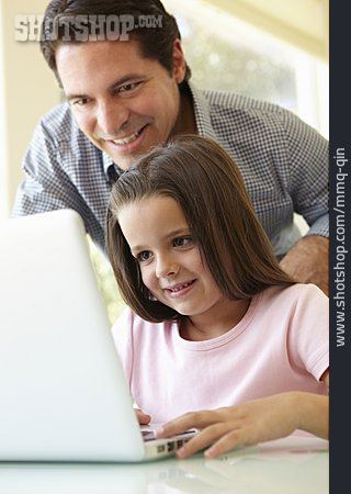 
                Vater, Laptop, Tochter, Hausaufgaben                   