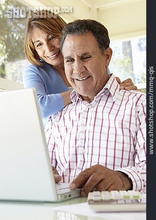 
                Häusliches Leben, Laptop, Seniorenpaar                   