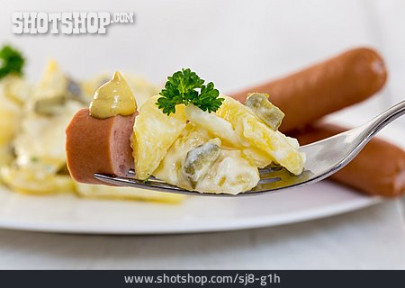 
                Kartoffelsalat, Senf, Gabel, Würstchen                   