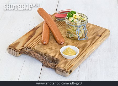 
                Kartoffelsalat, Senf, Wiener Würstchen                   