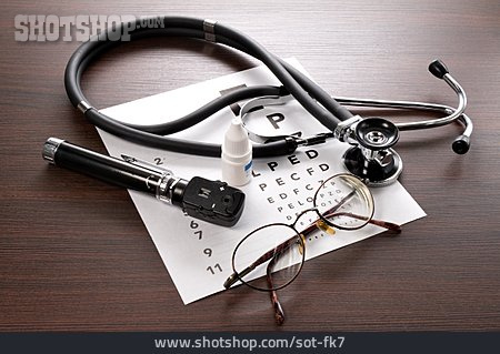 
                Augenarzt, Stethoskop, Sehtest, Augentropfen, Augenspiegel                   