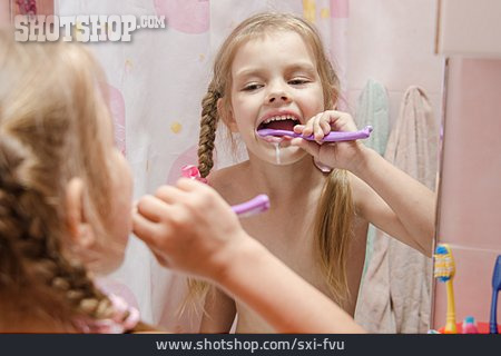
                Mädchen, Badezimmer, Zähne Putzen                   