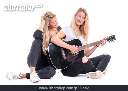 
                Teenager, Musizieren, Akustikgitarre                   