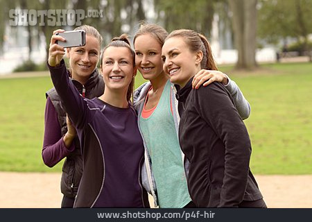 
                Freundinnen, Selbstportrait, Sportgruppe                   