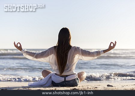 
                Junge Frau, Ozean, Meditation, Yoga                   
