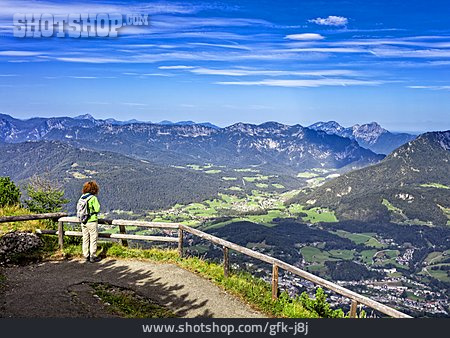 
                Ausblick, Berglandschaft, Berchtesgaden, Wanderin                   