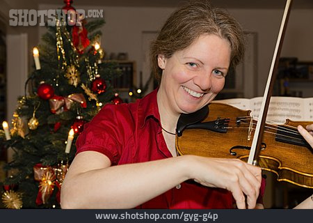 
                Frau, Weihnachten, Geige, Hausmusik                   
