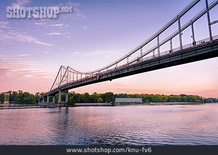 
                Kiew, Dnepr, Parkovy Brücke                   