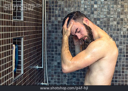
                Junger Mann, Körperpflege, Duschen                   