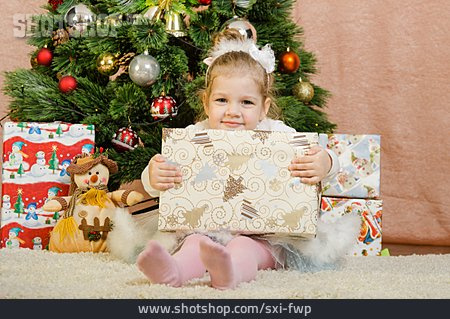
                Kind, Mädchen, Weihnachten, Bescherung, Weihnachtsgeschenk                   
