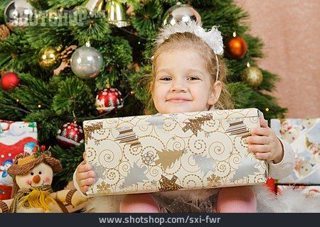 
                Kind, Mädchen, Weihnachten, Weihnachtsgeschenk                   