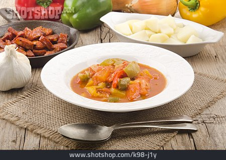 
                Ungarische Küche, Gemüseeintopf, Gulasch, Letscho                   