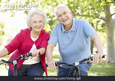 
                Aktiver Senior, Radfahren, Seniorenpaar                   